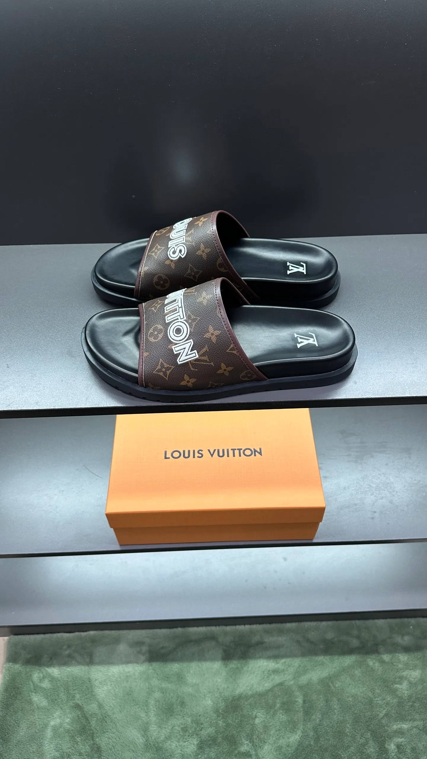 [L Home] P: 300💰Size: 38-45 Top purchasing lv men's summer slippers, classic presbyopia with soft real leather lining, unique color splicing effect, distinctive personality, fashionable and trendy essential style, light and comfortable. Lightweight and tough rubber insole, micro ridged foam outsole, super comfortable!